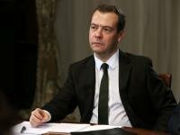 Медведев назвал ограничение индексации пенсий «временной мерой»